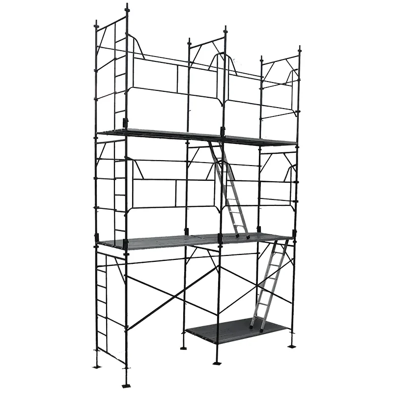 Torre de andaime com plataformas e escadas