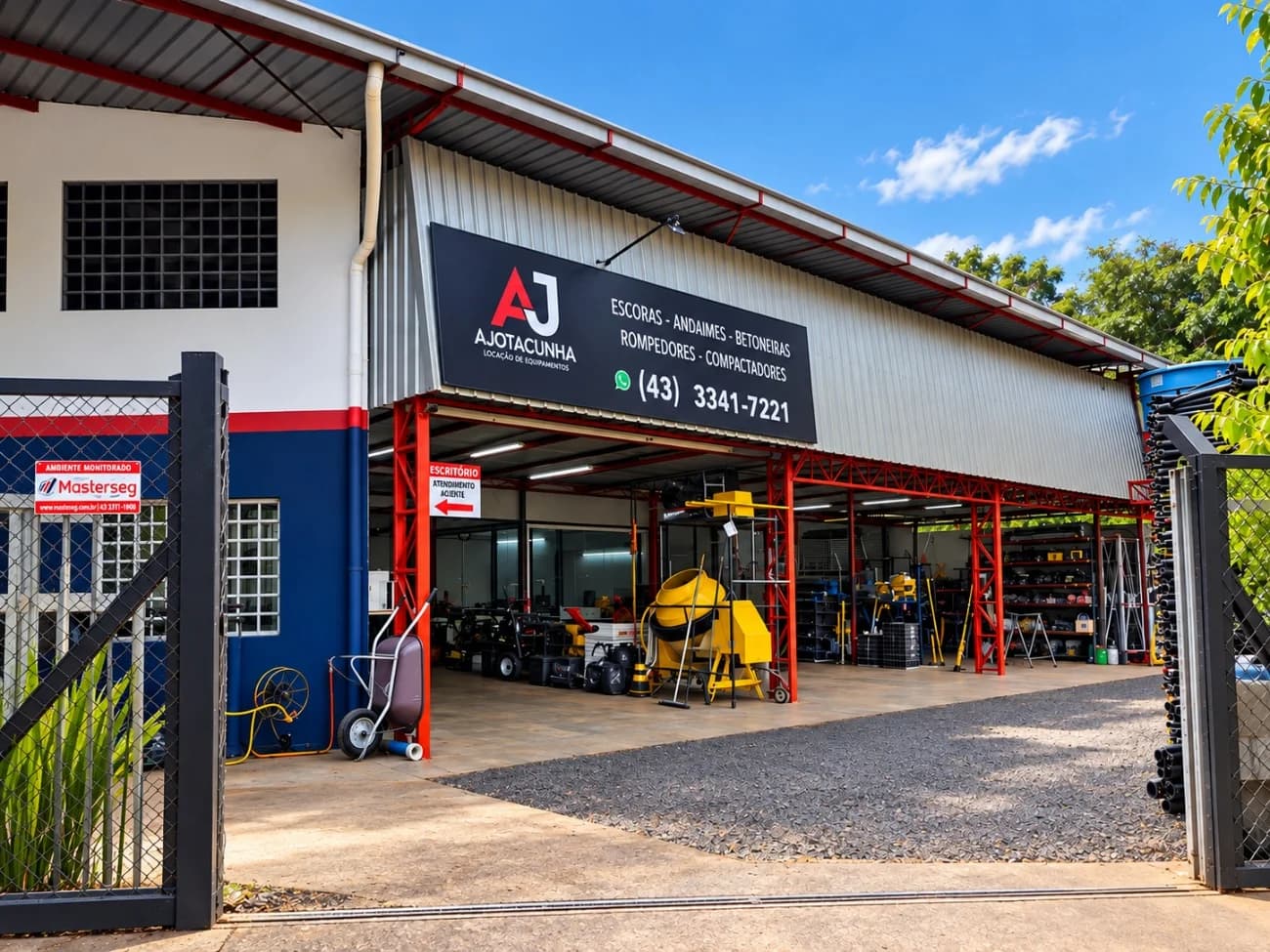 Fachada da Ajotacunha na Av. Portugal, em Londrina, com equipamentos no barracão