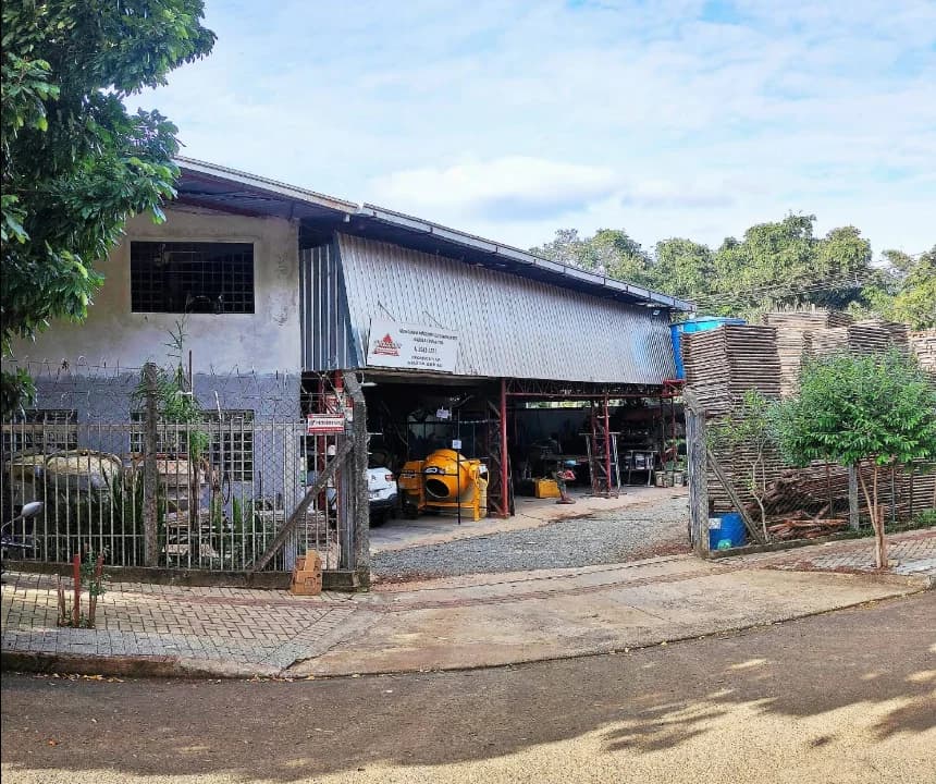 Fachada do barracão da Ajotacunha na Av. Portugal, em Londrina