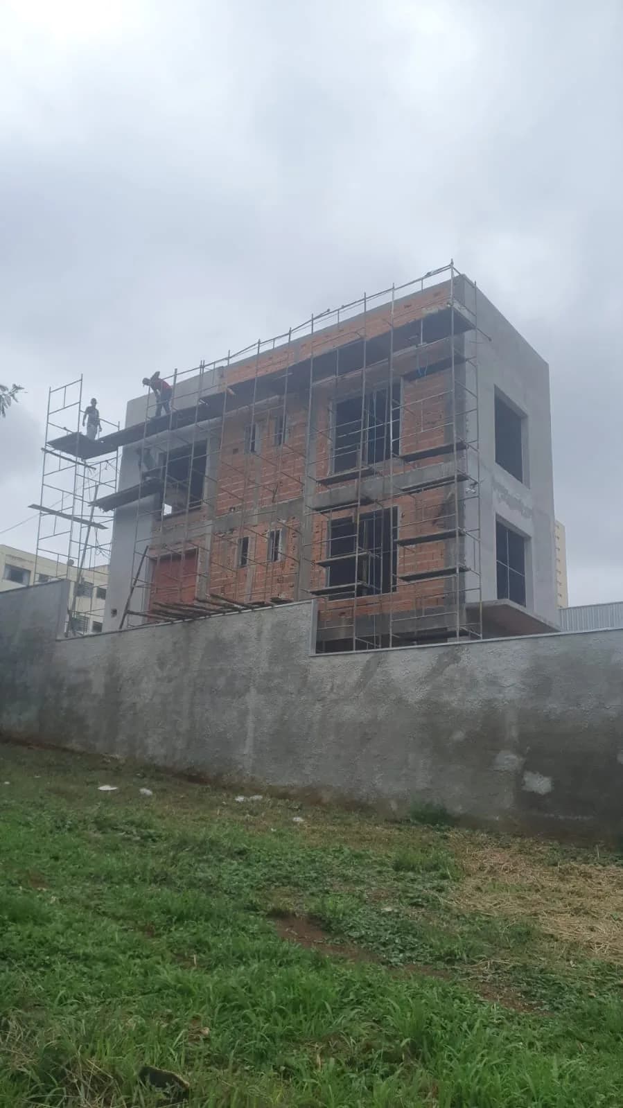 Andaimes tubulares Ajotacunha montados em obra de sobrado